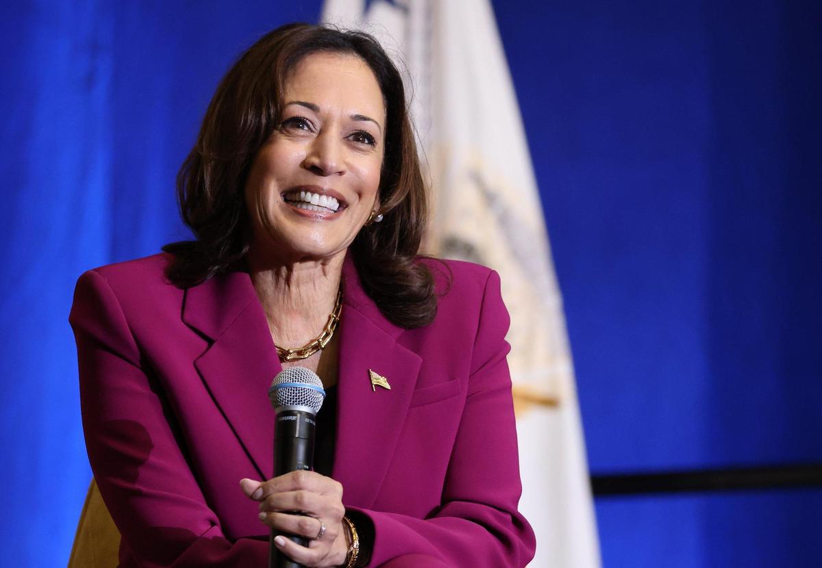 La vicepresidenta Kamala Harris respondiendo a las preguntas de los panelistas, con el rapero Fat Joe, el actor Anthony Ramos y los estudiantes de FIU.