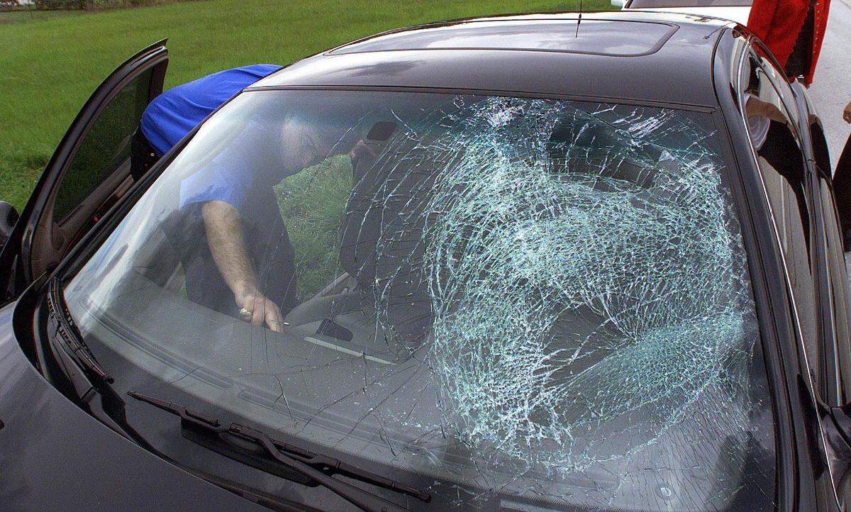 El parabrisas de un Lexus se rompió cuando lo golpeó el neumático de un camión.