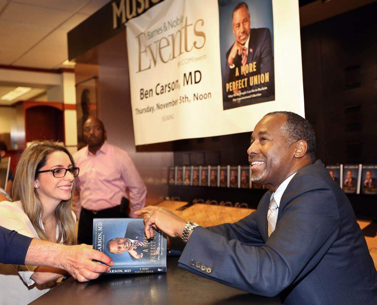 El entonces candidato presidencial Dr. Ben Carson firma su libro “A More Perfect Union” para sus seguidores durante su gira de firmas de libros en la librería Barnes & Noble de Kendall Drive en esta foto de archivo del 5 de noviembre de 2015.