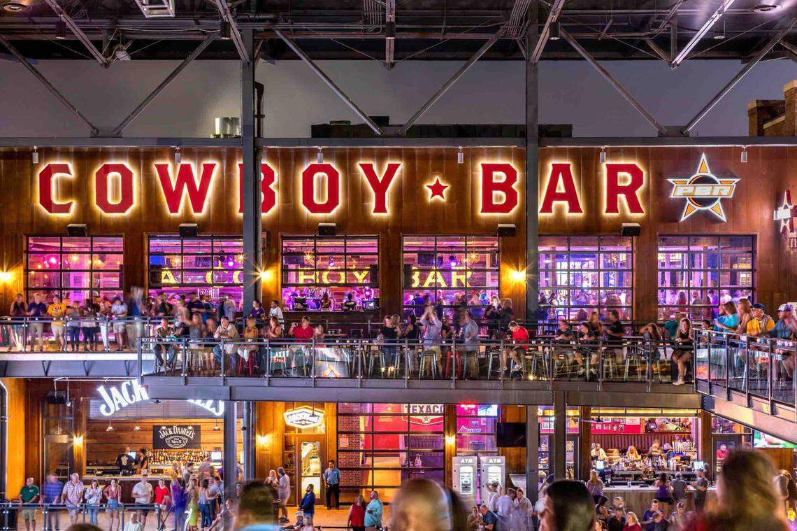 PBR Cowboy Bar en Arlington, Texas, tiene asientos en el segundo piso.