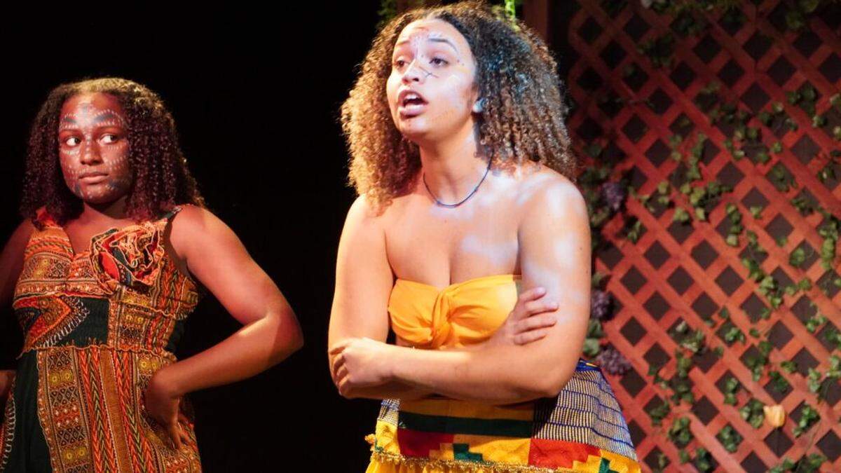 Brette Raia Curah and Chantal Mendoza as Village Girl and Ama in ‘OSKUNERU 2025: A Theatrical Journey Through the History of the Surinamese Maroons.’ 