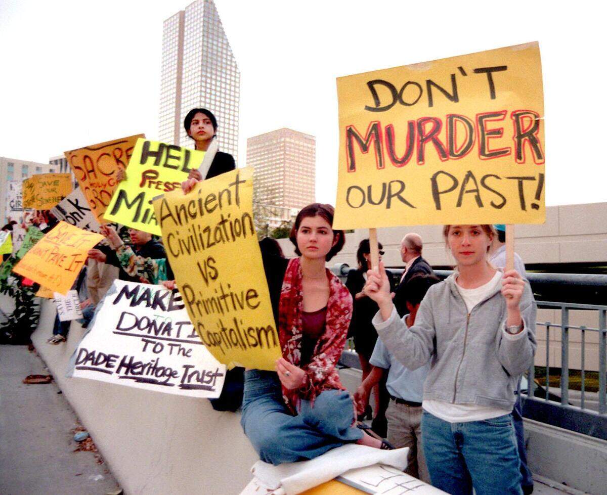 Protesters on the Brickell Bridge in 1999 hold up signs demanding preservation of the 2,000-year-old Miami Circle archaeological site.