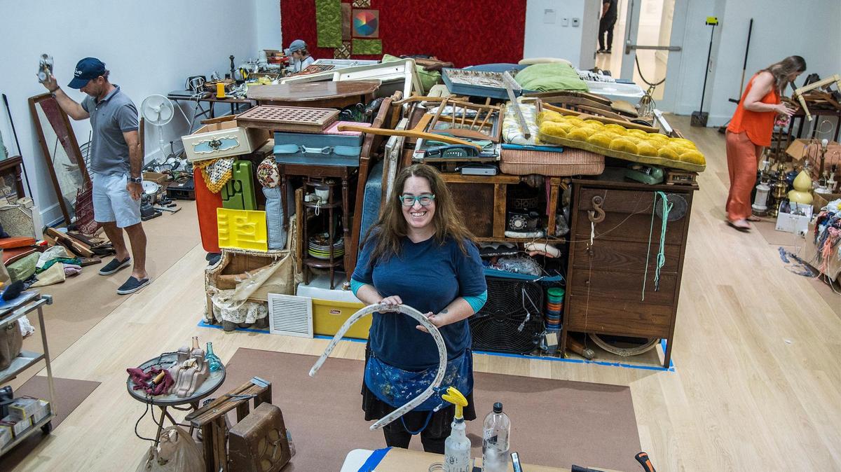 La artista Kerry Phillips posa delante de su instalación realizada con objetos que ha ido coleccionando a lo largo de los años para su próxima exposición individual titulada "Kerry Phillips: Between the Mundane and the Miraculous" en The Bass Museum, en Miami Beach, que se inaugurará el 17 de agosto de 2023.
