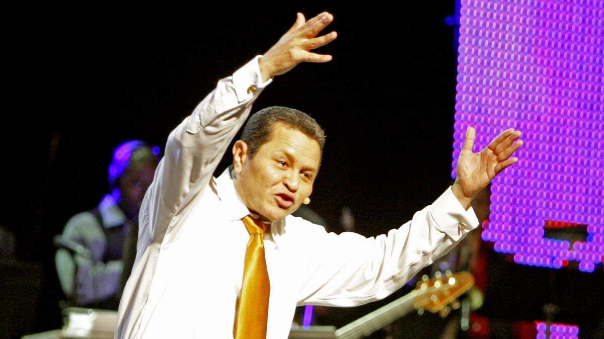Guillermo Maldonado, pastor of King Jesus Ministry, speaks to a crowd of thousands in 2009 at an Apostolic conference at Miami’s AmericanAirline Arena. His Kendall church will host President Donald Trump Jan. 3.