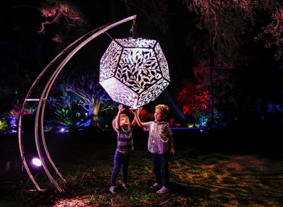 De izquierda a derecha: los hermanos Karim Zakhia, de dos años, y Charbel Zakhia, de cinco, contemplando las formas de sombra a lo largo del sendero de NightGarden.