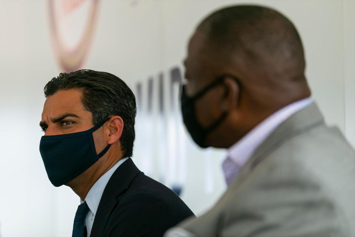 El alcalde de la ciudad de Miami, Francis Suárez, asiste a una conferencia de prensa en el vecindario Overtown de Miami el martes 2 de marzo de 2021. Los funcionarios celebraron la apertura de un nuevo sitio de vacunación COVID-19 operado por el estado.