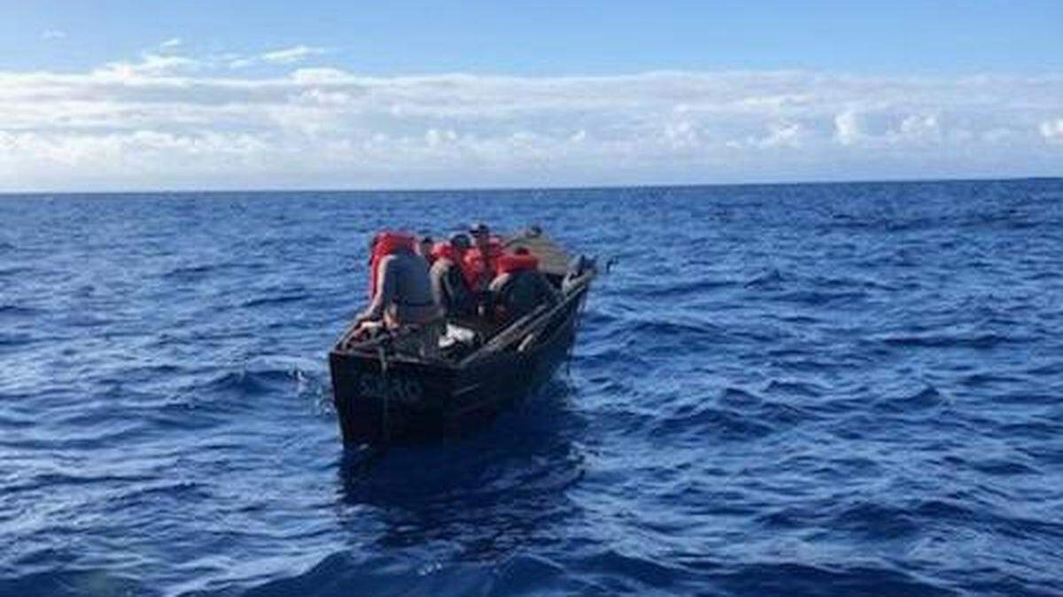 Un grupo de migrantes cubanos en una embarcación rústica frente a Cayo Sugarloaf el 12 de mayo de 2022.
