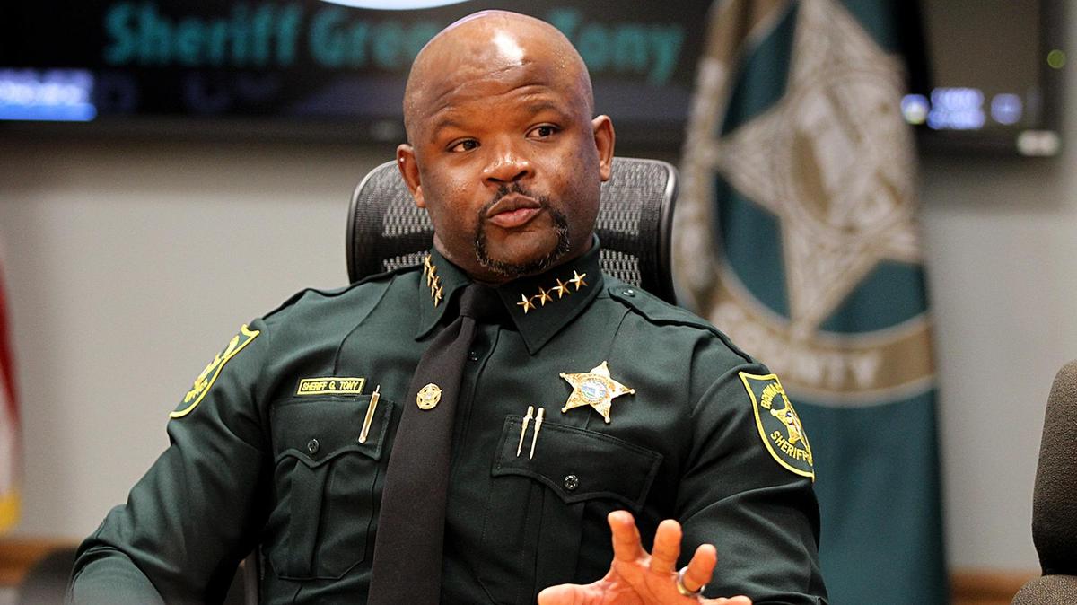 El nuevo jefe de la Policía de Broward (BSO), Gregory Tony, nombrado por el gobernador de la Florida, Ron DeSantis, ofreció su primera rueda de prensa en la que expuso su visión y sus planes para la BSO el 7 de febrero de 2019.