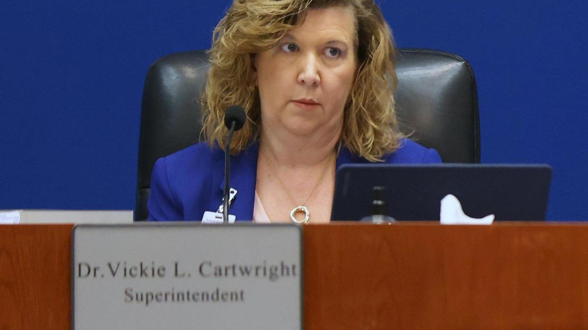 La superintendente escolar de Broward, Vickie L. Cartwright, asiste a la reunión de la Junta Escolar de Broward el martes 13 de diciembre de 2022. La Junta votó 5 a 3 el martes para rescindir el despido de Cartwright el 14 de noviembre y darle hasta finales de enero para mejorar.