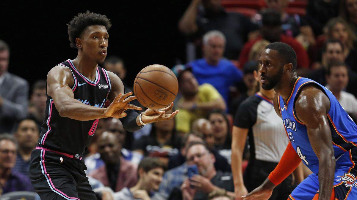 Josh Richardson, del Heat (0), pasa el balón ante el delantero del Thunder Patrick Patterson (54) el viernes en el American Airlines Arena.