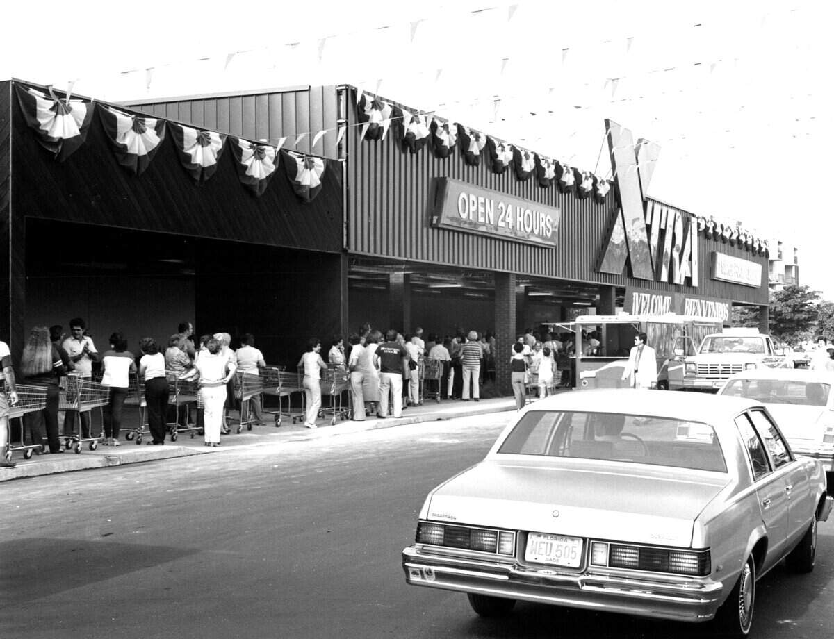 A view of the crowds at Xtra Super Food Center during a 1983 grand opening.