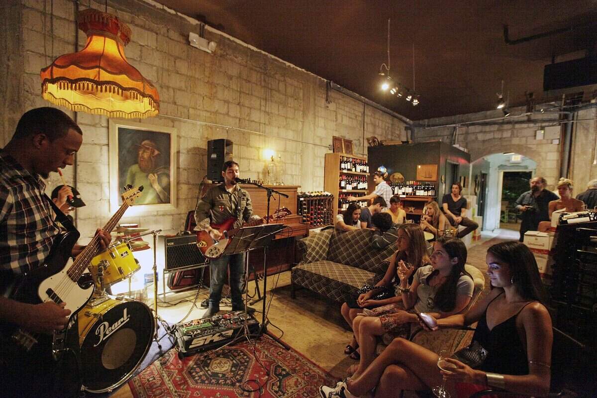 Una audiencia disfruta de una sesión de música en vivo en el bar de jazz Lagniappe.