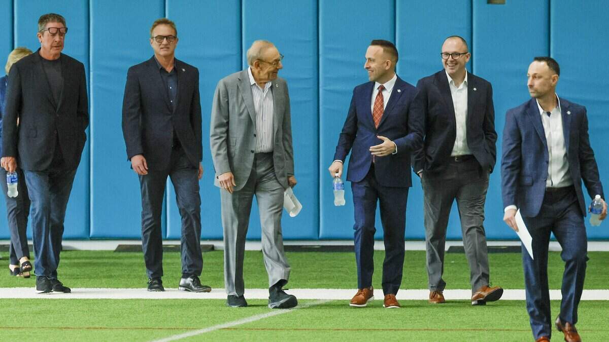 El dueño de los Dolphins, Stephen M. Ross (tercero de izq. a der.) habla con el nuevo entrenador Jeff Hafley, a su llegada a una conferencia de prensa en el centro de entrenamiento del equipo en Miami Gardens, Florida, el 22 de enero de 2026.