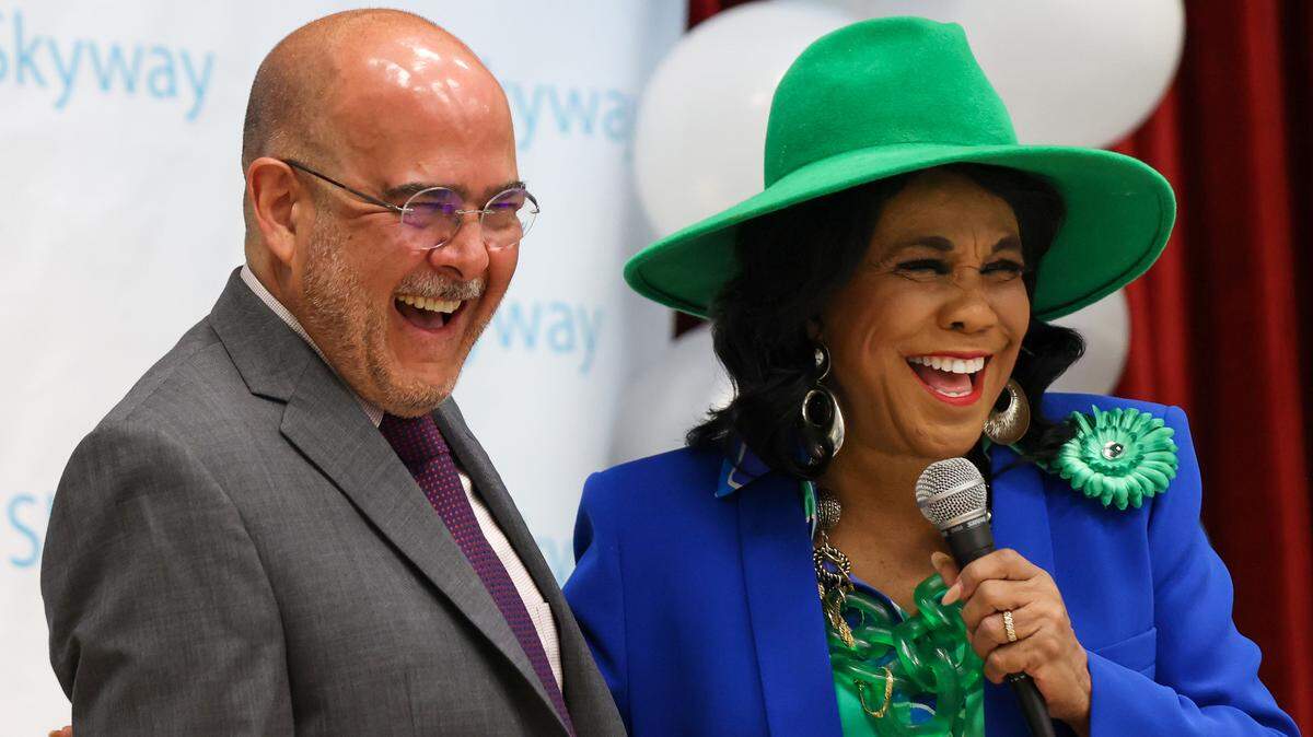 El superintendente escolar José  Dotres junto a la legisladora Frederica Wilson. El miércoles 12 de abril de 2023 la legisladora y los Boys & Girls Clubs of Miami-Dade Inc. presentaron el Dra. Frederica S. Wilson Club en la escuela primaria Dr. Frederica S. Wilson/Skyway, que llevará programas extraescolares y de verano para los menores de la zona.