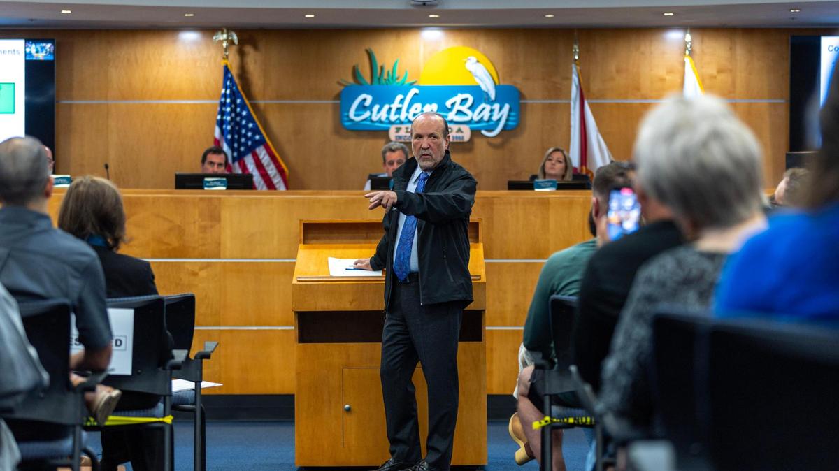 El presidente del Homeless Trust de Miami-Dade, Ron Book, enfrenta abucheos del público durante un foro del Concejo de Cutler Bay el 29 de noviembre de 2023 sobre el plan de su dependencia de convertir un motel La Quinta Inn en apartamento asequibles para indigentes.