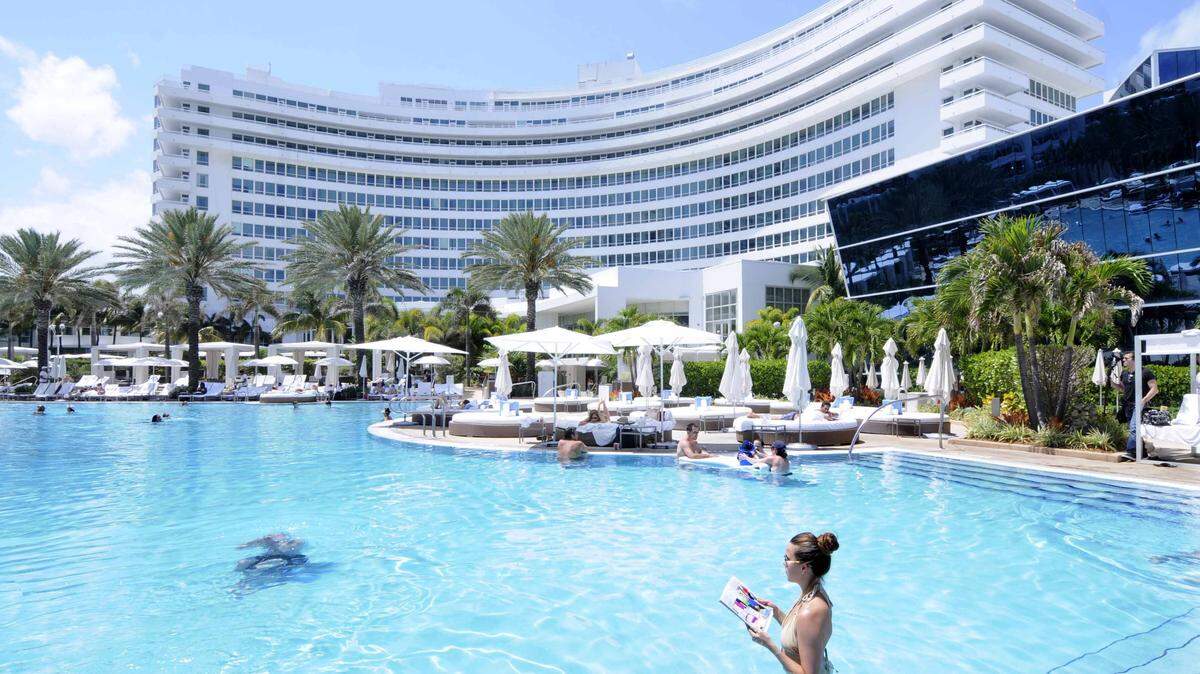 La piscina del Fontainebleau resort in Miami Beach. El alcalde de Miami-Dade, Carlos Giménez, anunció el 24 de mayo de 2020 que las piscinas de los condominios y otras comunidades privadas reabrirán el 1 de junio.