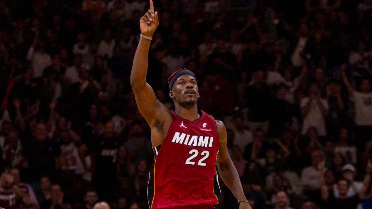 El delantero del Miami Heat Jimmy Butler (22) después de anotar contra los Milwaukee Bucks durante la segunda mitad de un partido de la NBA en el Kaseya Center el martes 26 de noviembre de 2024, en Miami, Florida.