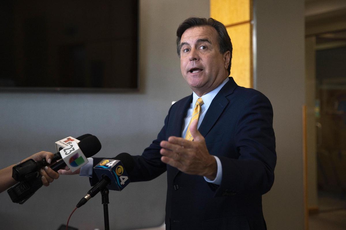 Miami Commissioner Alex Díaz de la Portilla speaks at Miami City Hall last year.