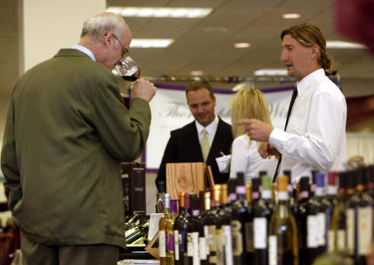 A wine tasting at the Knight Center in 2003.