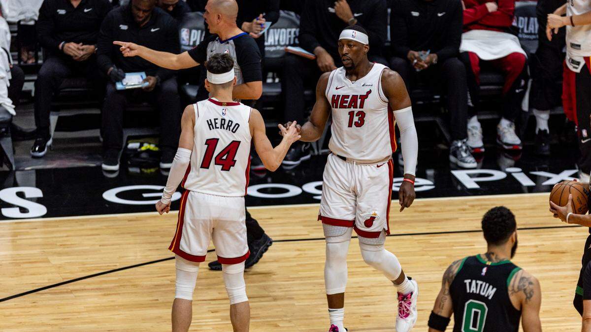 El centro del Heat Bam Adebayo (13) reacciona con su compañero de equipo Tyler Herro durante la primera mitad del tercer juego del playoffs de primera ronda de la NBA ante los Celtics de Boston, celebrado el 27 de abril de 2024 en el Kaseya Center en Miami, Florida.
