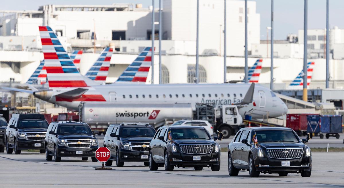 Una caravana avanza en la pista para la llegada del presidente Joe Biden al Aeropuerto Internacional de Miami, el martes 30 de enero de 2024, en Miami, Florida. Biden asiste a una recaudación de fondos en Coral Gables.