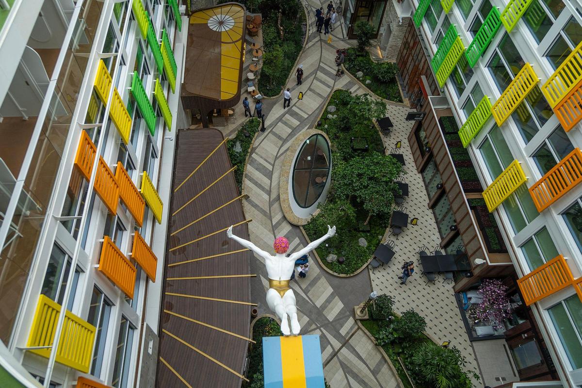 Vista del Central Park en el Icon of the Seas de Royal Caribbean, el crucero más grande del mundo atracado en PortMiami tras llegar a su base en Miami por primera vez, el jueves 11 de enero de 2024.