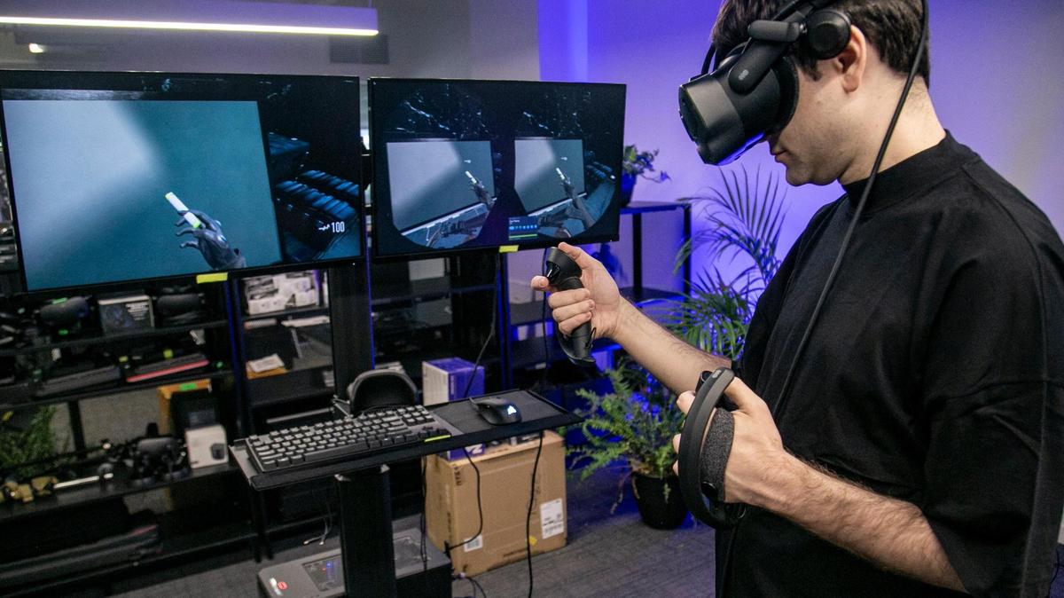 Albert Ovadia, cofundador, director de tecnología de AEXLAB, se prepara para jugar Vail VR, un videojuego de realidad virtual en Miami el 24 de diciembre de 2021.
