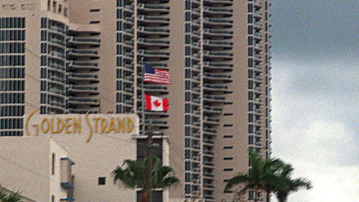 La pequeña Sunny Isles Beach, antaño dominada por una hilera de moteles "familiares" iluminados con luces de neón en Collins Avenue, está adquiriendo una nueva vida gracias al auge de los condominios de lujo de los años 90. El Pinnacle empequeñece al Golden Strand, uno de los moteles que ha permanecido en la hilera.