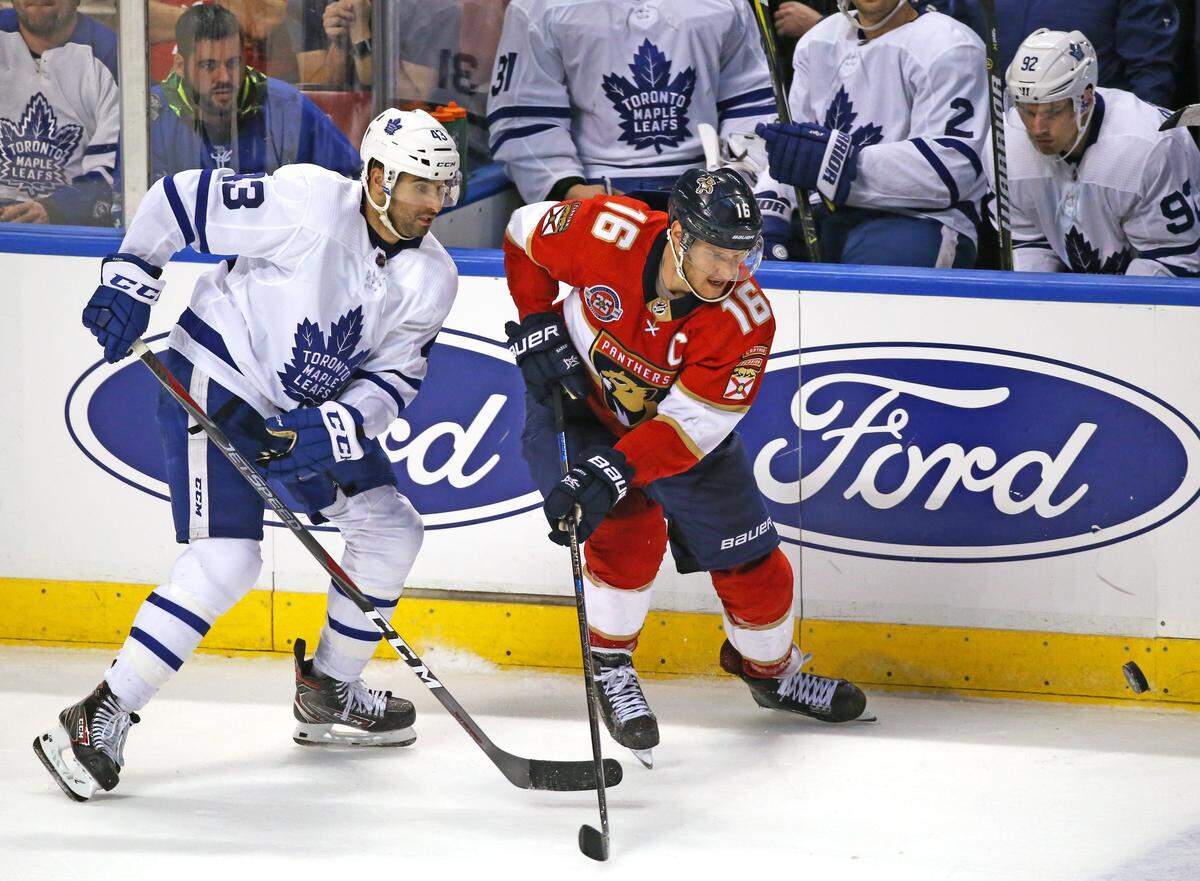 Florida Panthers center Aleksander Barkov (16) battles for the puck.