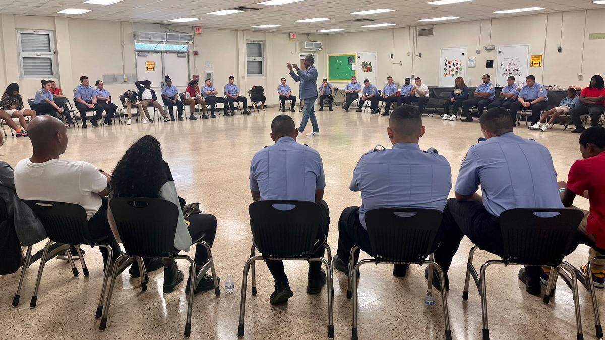 Troy Walker (centro), agente especial de la Policía Estatal de la Florida (FDLE) a cargo de la oficina regional de Miami, discute la importancia de las relaciones comunitarias con cadetes de la Policía de Miami-Dade y estudiantes de Center of Life Academy en Miami el 3 de febrero de 2023.