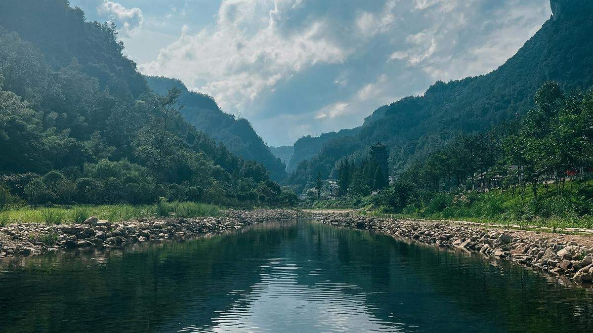 In a fast-flowing spring in southern China, a predatory species was discovered for the first time.