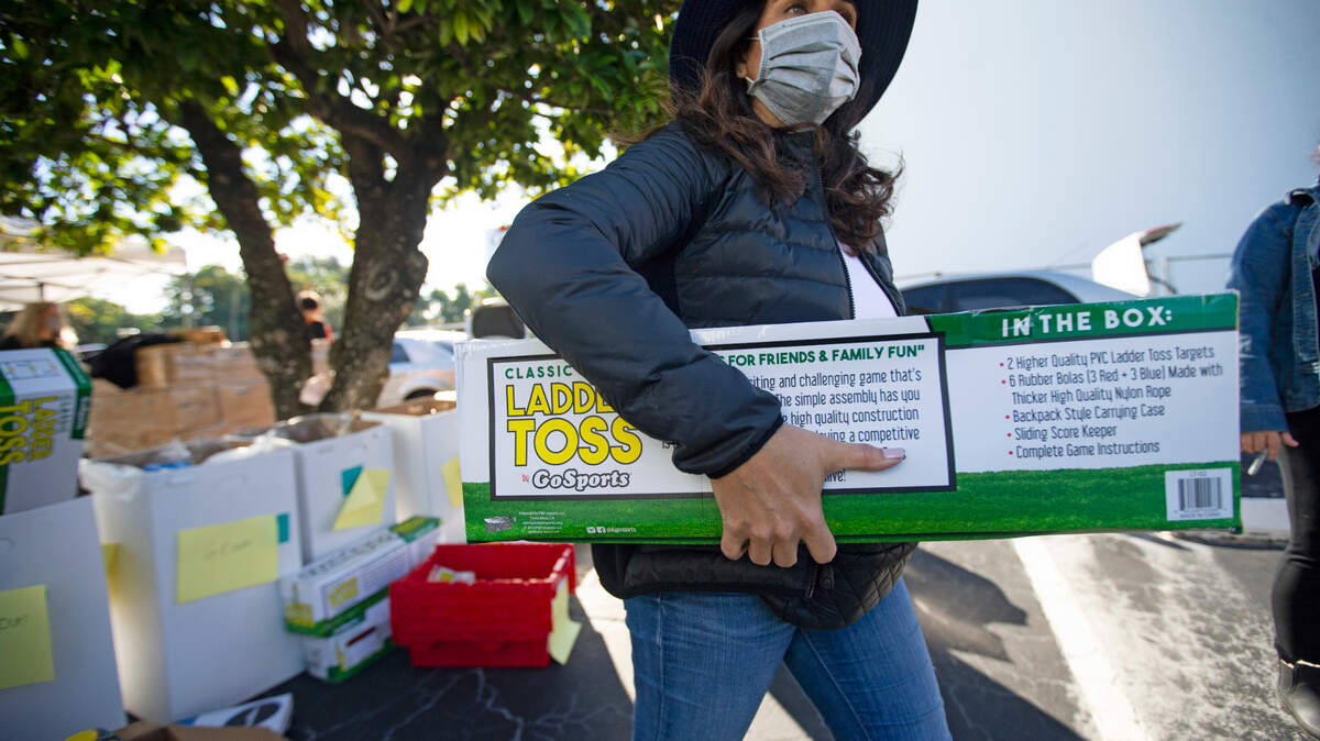 Una voluntaria de la Federación Judía del Gran Miami lleva juguetes para distribuirlos durante el evento de distribución de alimentos de Janucá en la sede de la organización en 4200 Biscayne Blvd. La distribución es una colaboración entre el Centro Judío de Voluntariado de la Federación, los Servicios Comunitarios Judíos del Sur de la Florida, Repair the World, Farm Share, el Condado Miami-Dadey la Sol Taplin Charitable Foundation.