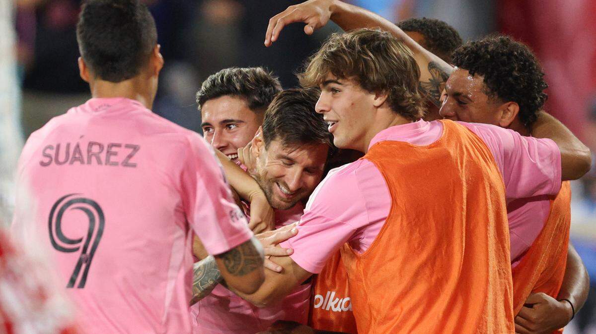 El delantero del Inter Miami Lionel Messi celebra con sus compañeros de equipo tras anotar un gol en la segunda mitad contra los New York Red Bulls, en el partido celebrado el 19 de julio de 2025 en Harrison, Nueva Jersey.