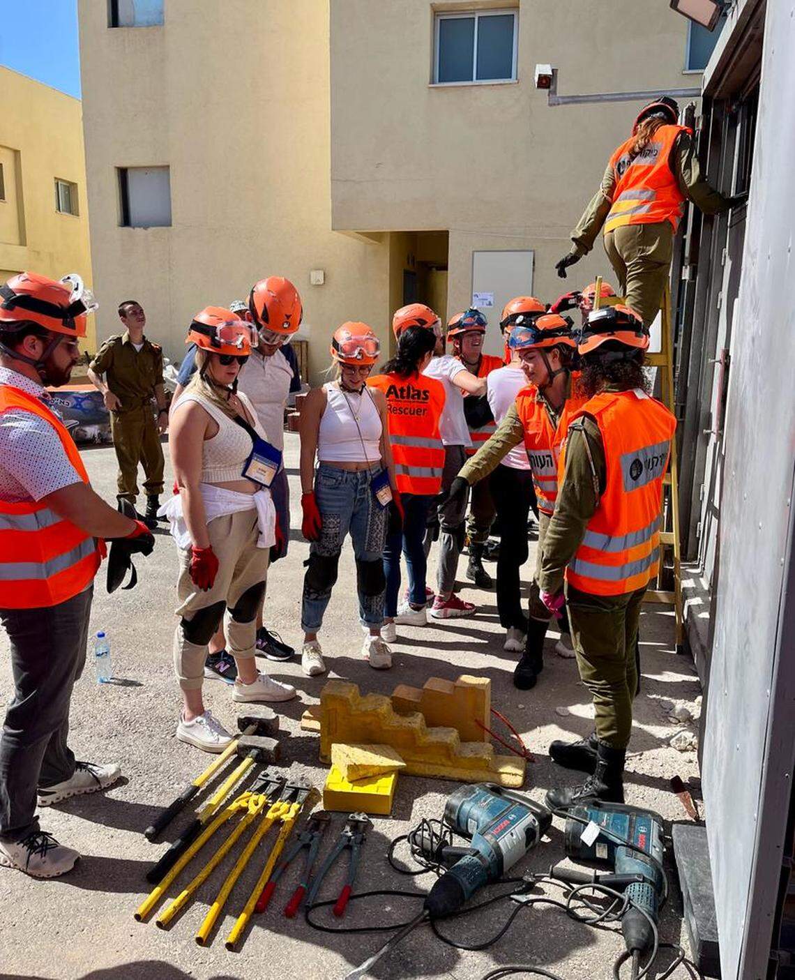 At the Israel Defense Forces Search and Rescue Training Base at Zikim, young Jewish leaders from Miami performed a joint exercise with IDF soldiers of the Home Front Command for a “search and rescue mission.”