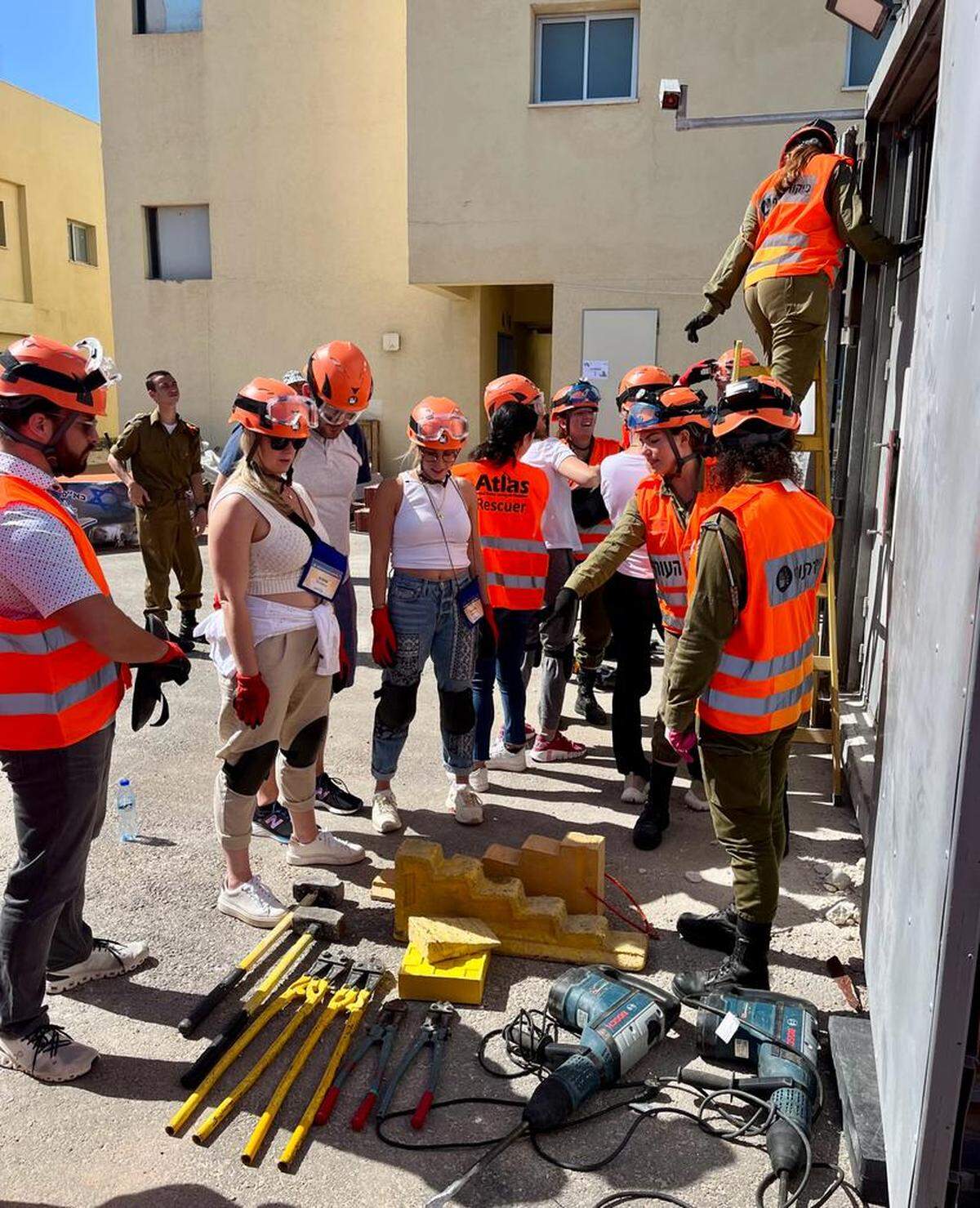 En la Base de Entrenamiento de Búsqueda y Rescate de las Fuerzas de Defensa de Israel en Zikim, jóvenes líderes judíos de Miami realizaron un ejercicio conjunto con soldados de las FDI del Mando del Frente Doméstico para una “misión de búsqueda y rescate”.