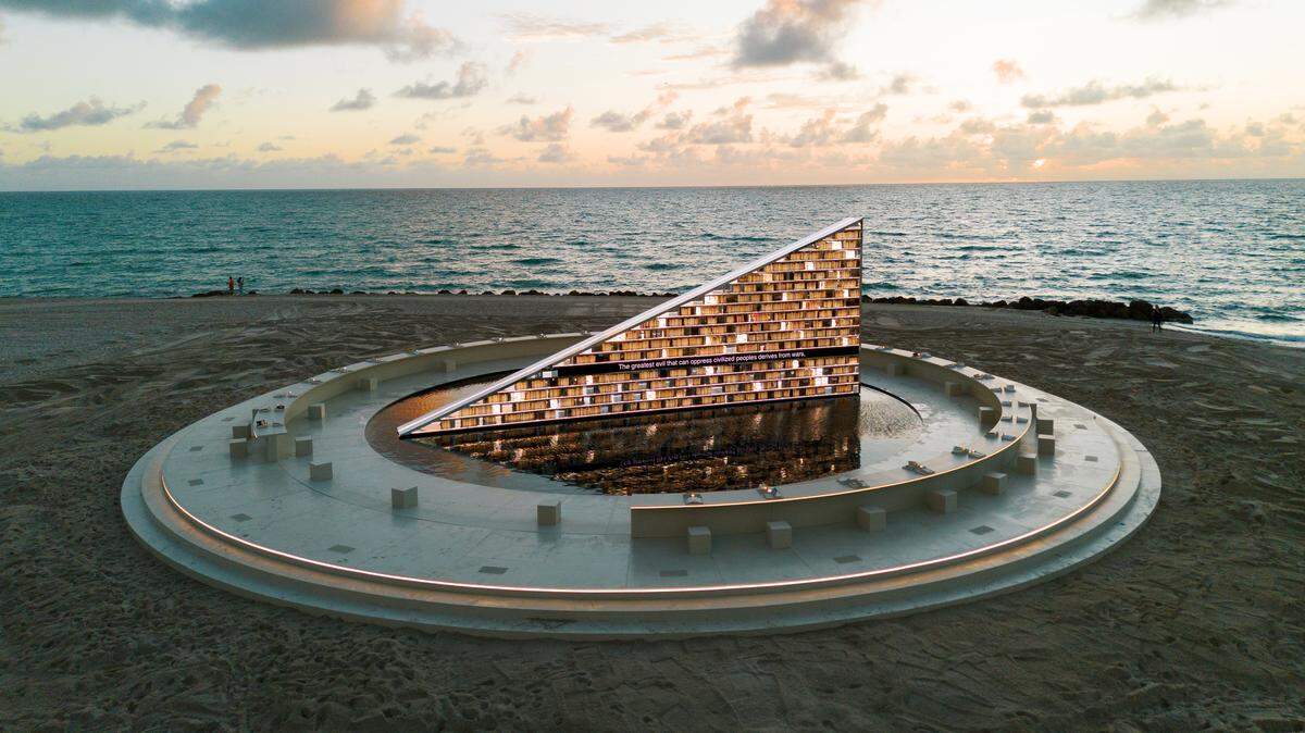 La organización sin fines de lucro Faena Art encargó “Library of Us” a la artista británica Es Devlin como parte de las celebraciones de Miami Art Week. La obra es una biblioteca giratoria de libros que han influido en la vida y la carrera de Devlin.