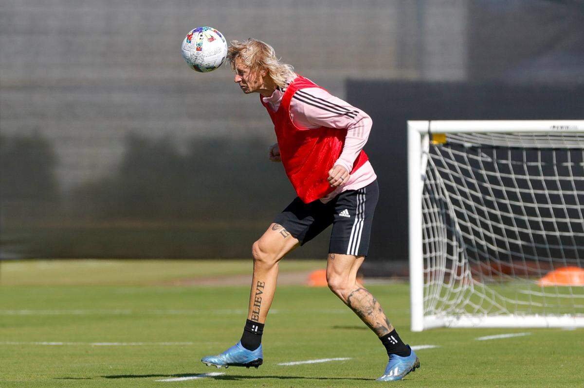 El mediocampista del Inter Miami Brek Shea cabecea durante la primera sesión de entrenamiento del equipo antes del inicio de la nueva temporada de la MLS, en las instalaciones de entrenamiento del equipo en Fort Lauderdale, Florida, el lunes 17 de enero de 2022.