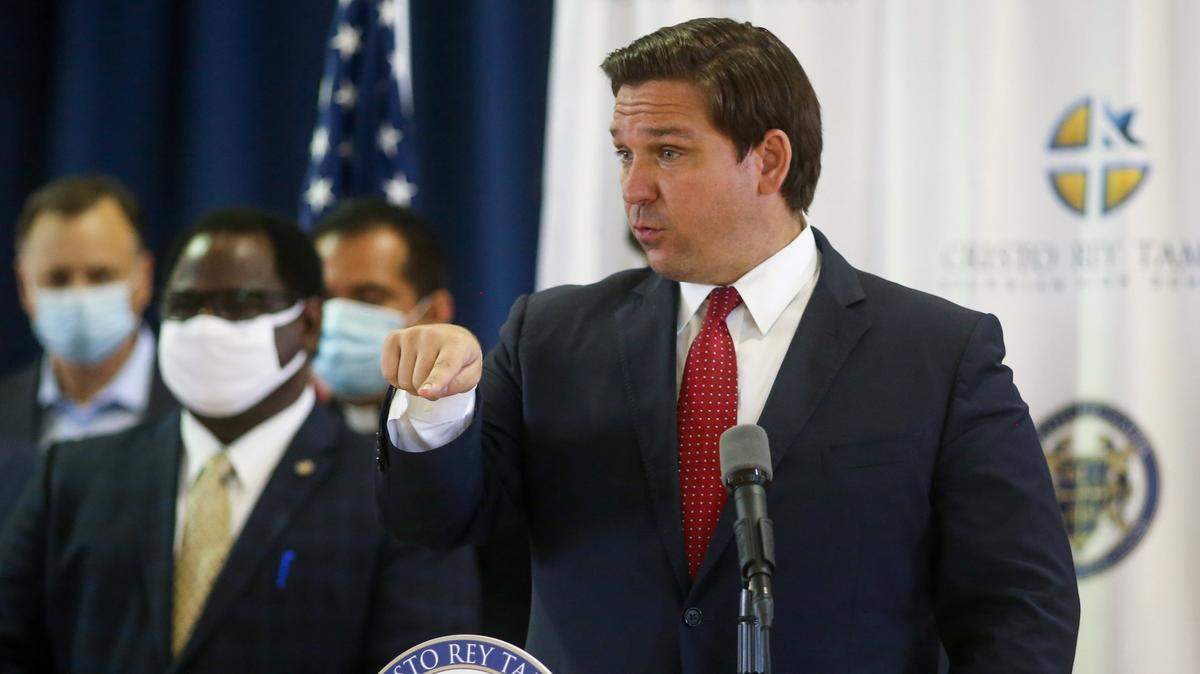 El gobernador de Florida, Ron DeSantis, en una conferencia de prensa en una escuela de Tampa el 25 de junio del 2020.