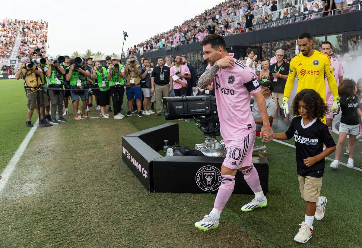 El delantero de Inter Miami, Lionel Messi, entra al campo para el partido de la Leagues Cup contra Atlanta United, el 25 de julio de 2023 en el DRV PNK Stadium, en Fort Lauderdale, Florida.