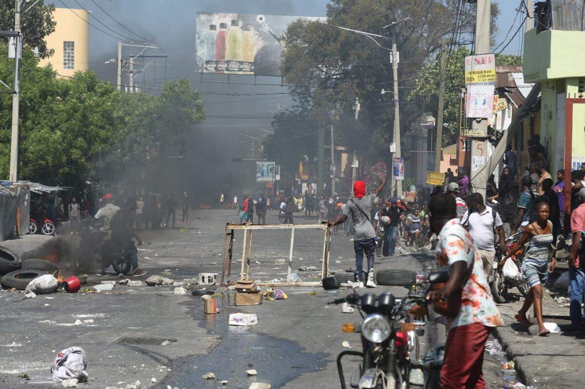 Fed up with surging gang violence, thousands of Haitians took to the streets of Port-au-Prince on Wednesday, April 2, 2025 to protest against armed gangs and demand the resignation of Haiti’s transitional authorities. The demonstration was one of the biggest in recent years.