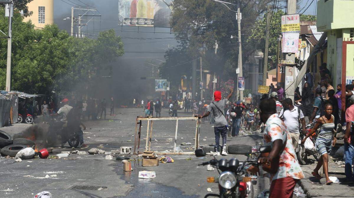 Fed up with surging gang violence, thousands of Haitians took to the streets of Port-au-Prince on Wednesday, April 2, 2025 to protest against armed gangs and demand the resignation of Haiti’s transitional authorities. The demonstration was one of the biggest in recent years.