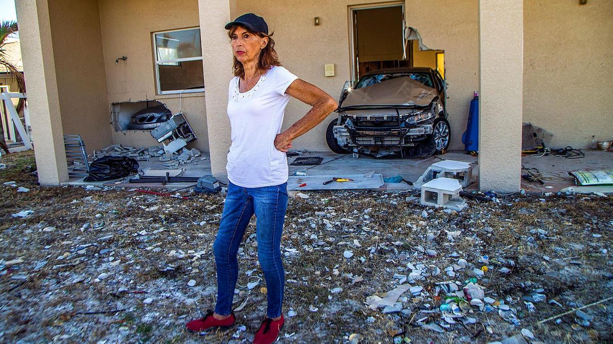 JoAnn Knobloch, de Fort Myers, de pie en el patio de su casa en Estero Boulevard, gravemente dañada, el miércoles 26 de octubre de 2022. Foto de archivo.