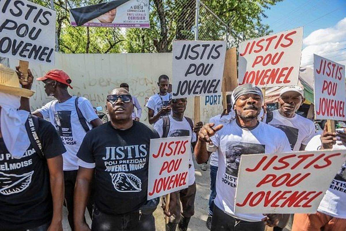 A group of activists demands justice for former Haitian President Jovenel Moise, as Martine MoÃ¯se is interviewed as a witness by the judge who is investigating his assassination in Port-au-Prince on October 6, 2021. (Photo by Richard PIERRIN / AFP) (Photo by RICHARD PIERRIN/AFP via Getty Images)