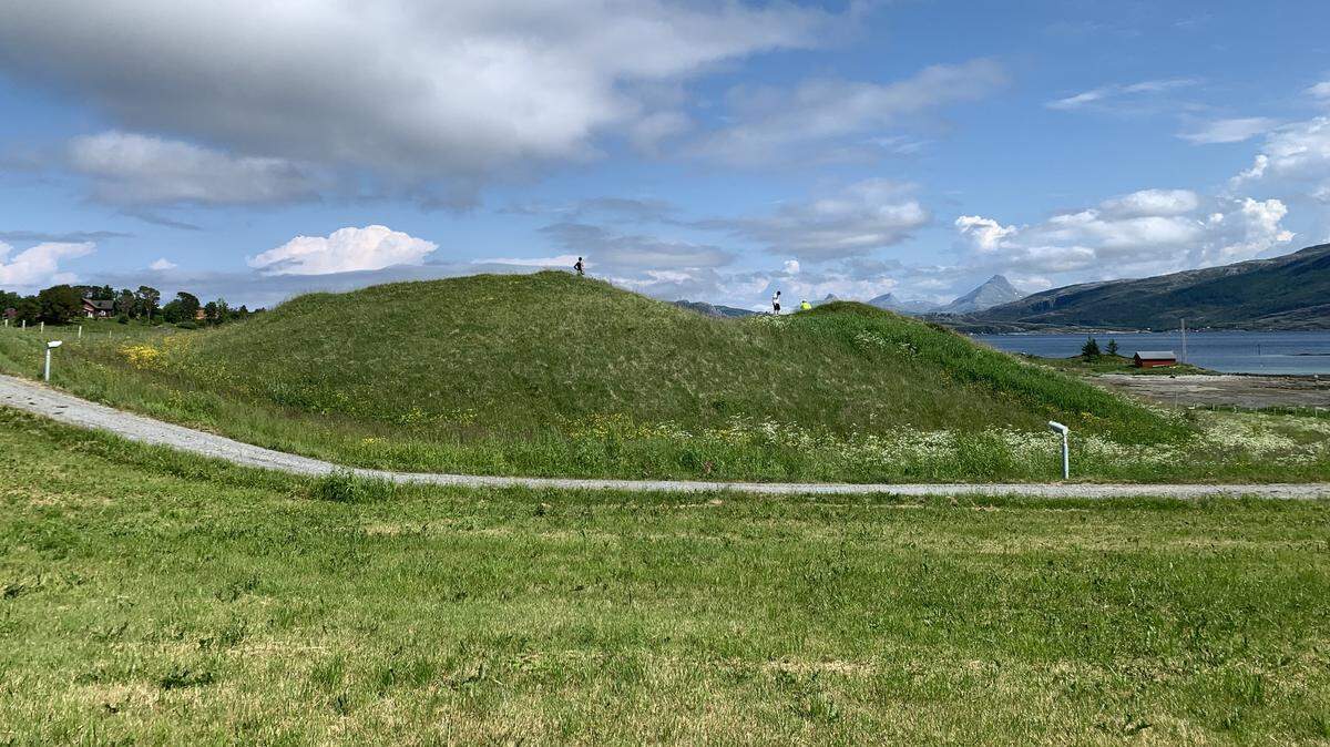 Archaeologists in Leka excavated Herlaugshaugen, large Viking-age burial mound, and found nails, evidence of a ship grave, photos show.