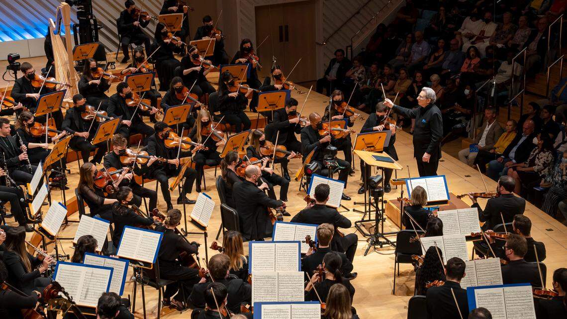 Tilson Thomas will step down as the symphony’s artistic director due to health concerns.