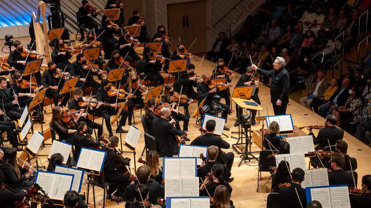 Michael Tilson Thomas dirige la New World Symphony el 7 de mayo de 2022. La New World Symphony recibió una subvención de $10 millones de la Fundación Knight.