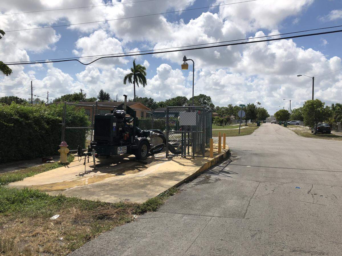 A bypass pump runs at Opa-locka’s pump station 14 on Sept. 27. A trickle of sewage leaks into the grass behind it.
