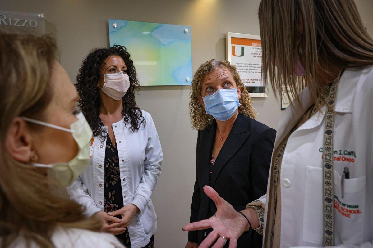 La representante federal Debbie Wasserman Schultz (segunda a la derecha) habla con la Dra. Carmen Calfa (derecha), especialista en oncología del seno, y otras personas durante un recorrido por Sylvester Comprehensive Cancer Center de la Universidad de Miami (UM) el 14 de marzo de 2023, en Miami.. Alie Skowronski askowronski@miamiherald.com