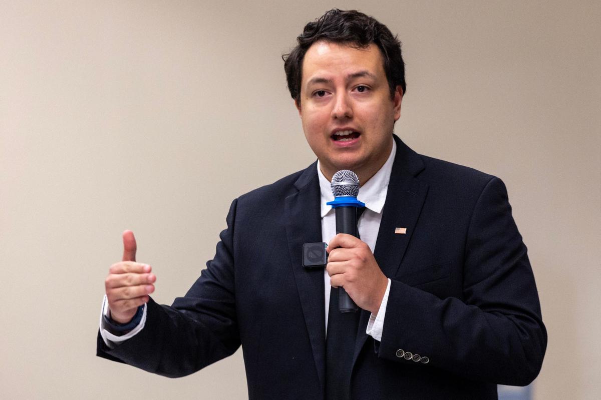 Candidato para el Distrito 11 de la Comisión del Condado de Miami-Dade, Bryan Paz-Hernández habla a la audiencia durante un foro organizado por Kendall Federation of Homeowners Association en Kendall Community Pavilion, el jueves 20 de junio de 2024, en Miami, Florida.