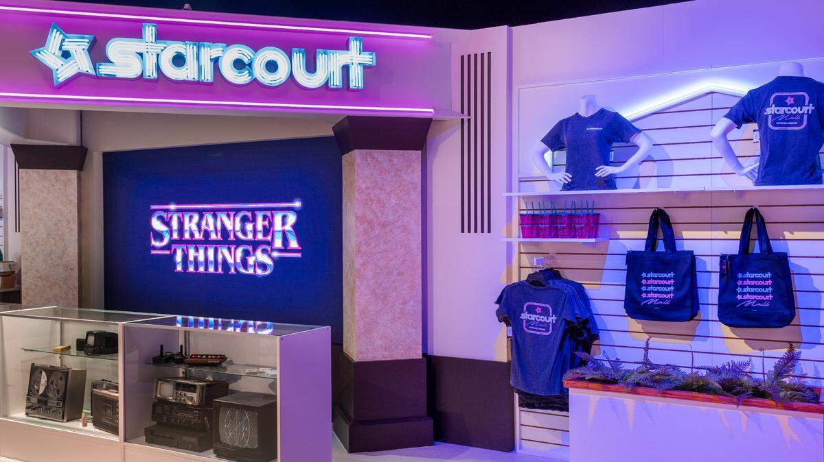 El centro comercial Starcourt Mall se replicará dentro de "Stranger Things: The Store", un local emergente dedicado a la popular serie sobrenatural de Netflix que abrirá sus puertas el 26 de octubre de 2022, por tiempo limitado, dentro de Aventura Mall en North Miami-Dade, Florida.